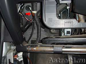 Разъем концевого выключателя педали сцепления на Opel Astra H