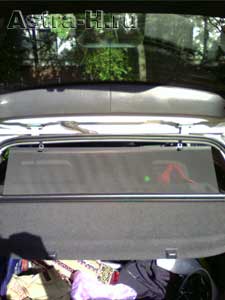 Шторка на дверь багажника в Opel Astra H